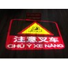 Đèn cảnh báo xe nâng có đèn chiếu logo xuống đường